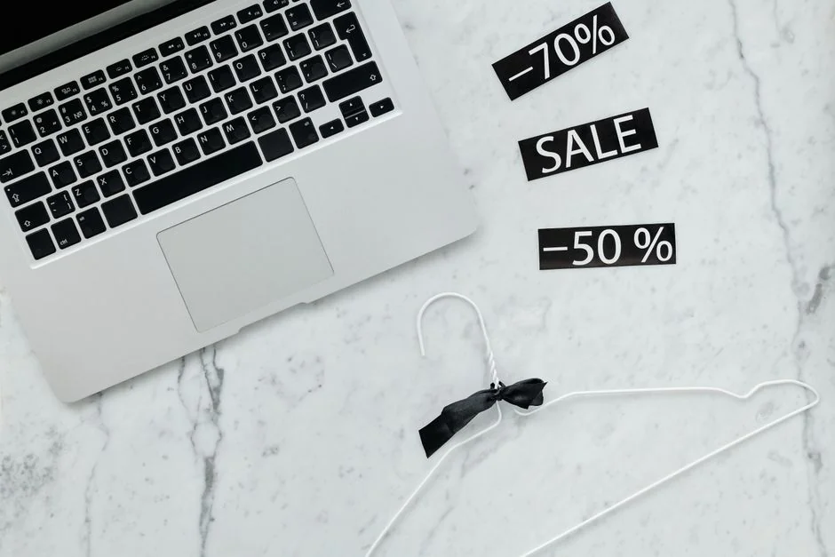Équipe examinant des graphiques financiers et des données numériques sur des tablettes dans un environnement de bureau.